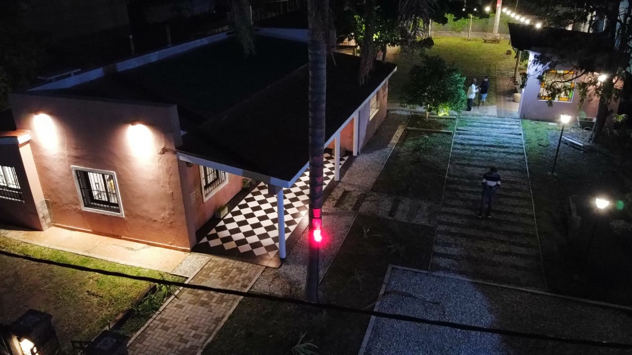 Estética rústico-industrial y entorno verde: la vieja casa restaurada que ahora aloja eventos a pasos de Funes